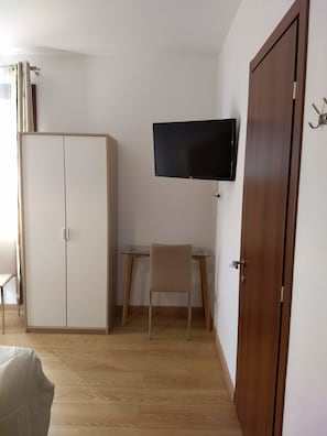 Deluxe-Doppelzimmer, 1 Queen-Bett, Nichtraucher, Blick auf den Innenhof | Zimmersafe, Schreibtisch, Verdunkelungsvorhänge, kostenloses WLAN