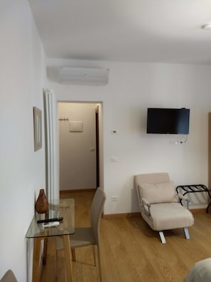 Habitación triple clásica, 1 cama de matrimonio, no fumadores | Caja fuerte, escritorio, cortinas opacas y wifi gratis