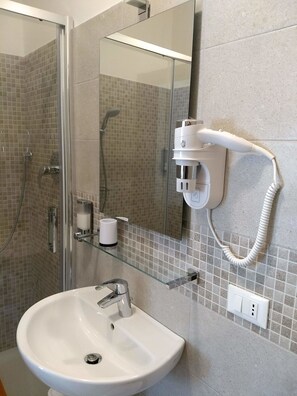 Economy Double Room, 1 Queen Bed, Non Smoking | Bathroom | Shower, rainfall showerhead, hair dryer, bidet - San Polo Star (Venice)