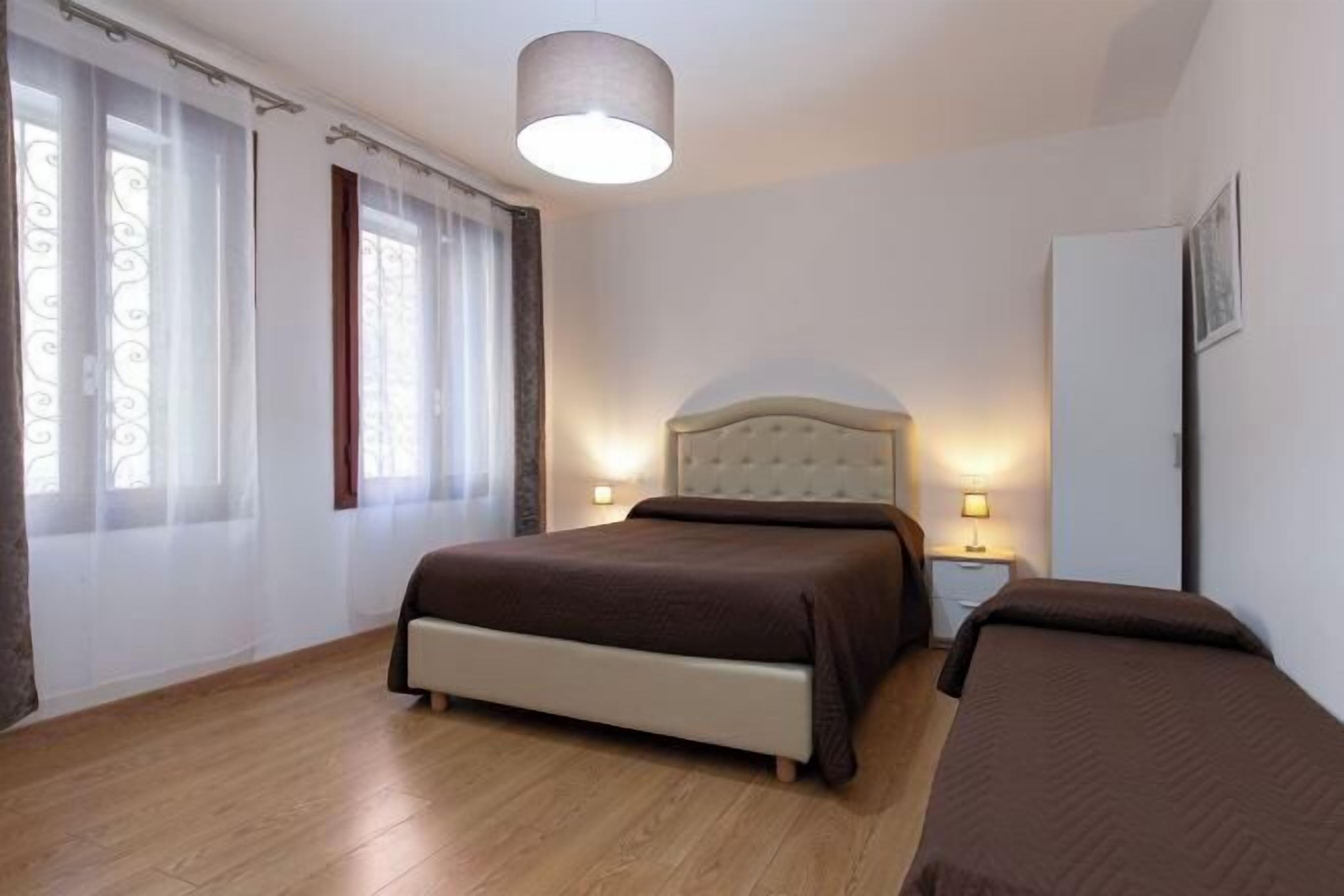 Coffres-forts dans les chambres, bureau, rideaux occultants