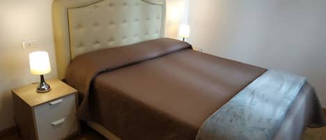Economy Double Room, 1 Queen Bed, Non Smoking | In-room safe, desk, blackout drapes, free WiFi