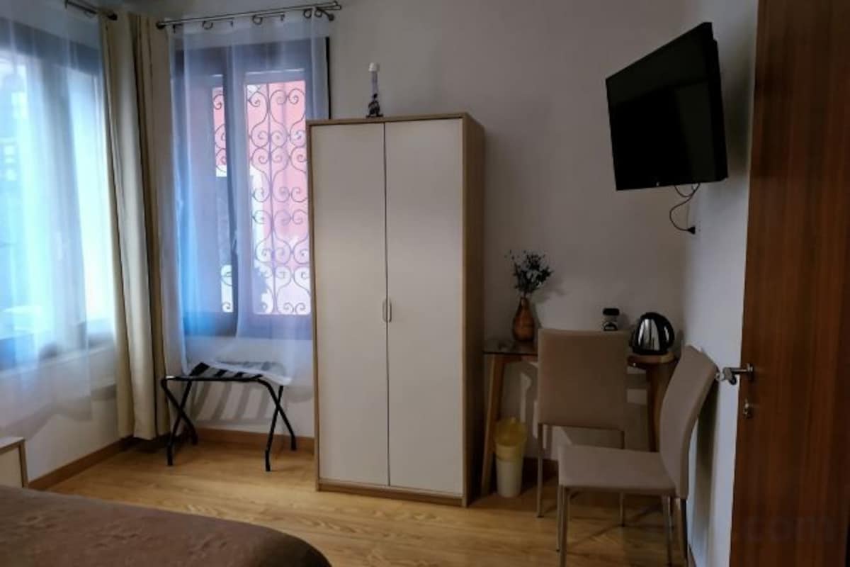 In-room safe, desk, blackout drapes, WiFi (free)