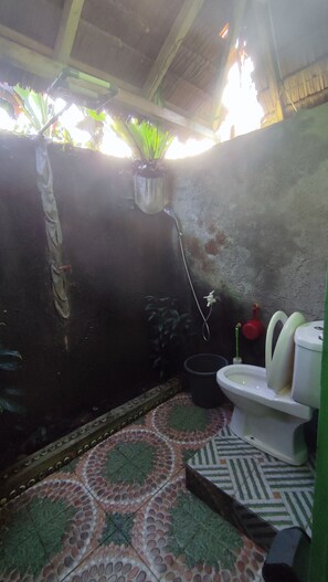Superior driepersoonskamer | Badkamer | Een douche, een regendouche, gratis toiletartikelen, een bidet