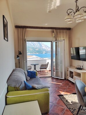 Camera Deluxe, vista mare | Area soggiorno | TV a schermo piatto