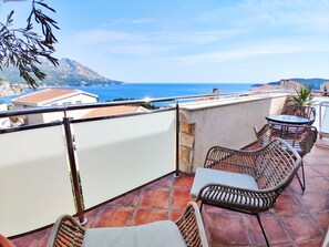 Deluxe-Zimmer, Meerblick | Terrasse/Patio