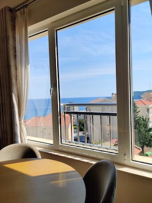Deluxe Room, Sea View | Living area