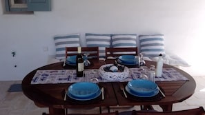 Outdoor dining - Mykonian Aroma House (Mykonos)