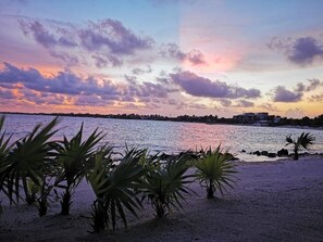 Playa privada, playa de arena blanca, camastros y sombrillas 