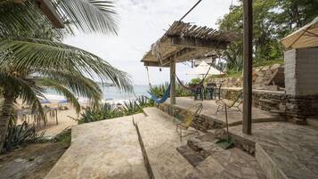 Bungalow básico, 1 habitación, frente al mar | Terraza o patio