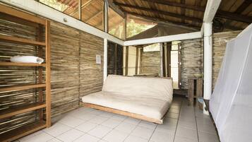 Bungalow básico, 1 habitación, frente al mar | Caja de seguridad en la habitación, wifi gratis y ropa de cama