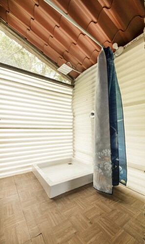 Bungalow básico, 1 habitación, frente al mar | Regadera en el baño