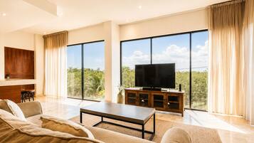 Two Bedroom Suite | Vardagsrum | 55-tums smart-tv med digitalkanaler och tv