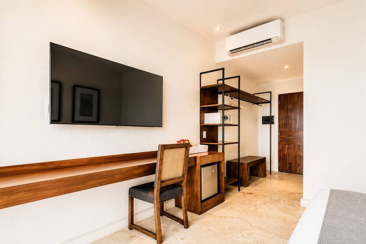 Ropa de cama de alta calidad y caja de seguridad en la habitación
