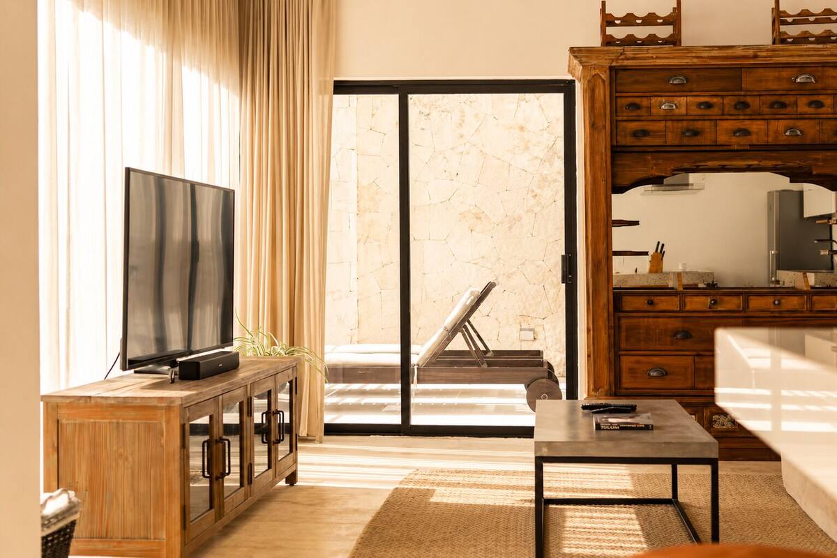 Two Bedroom Suite | Área de sala de estar | Smart TV de 55 pulgadas con canales digitales y televisión