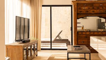 Two Bedroom Suite | Area soggiorno | Smart TV 55 pollici con canali digitali, TV