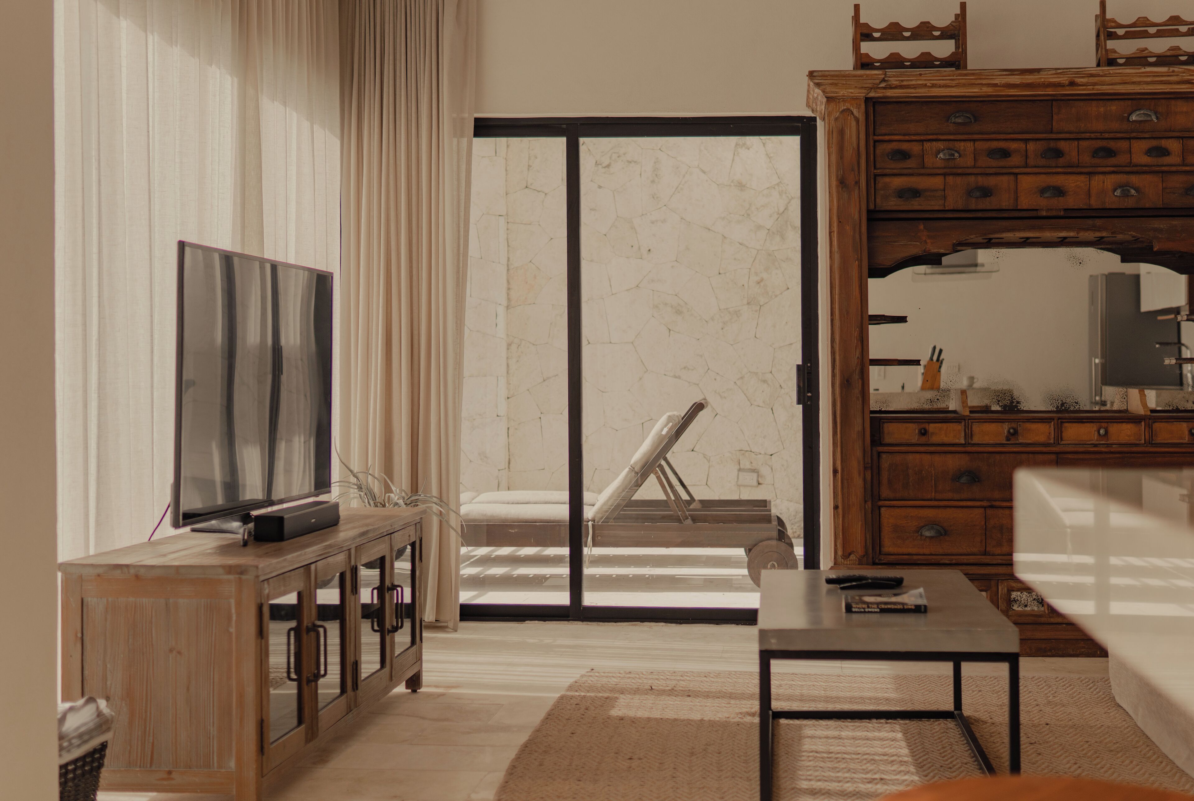 Two Bedroom Suite | Zona de estar | Smart TV de 55 pulgadas con canales por satélite, una televisión