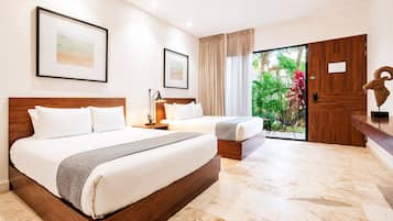 Ropa de cama de alta calidad y caja de seguridad en la habitación