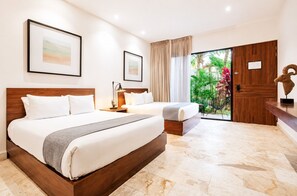 Deluxe Room with Two Queen Beds | Ropa de cama de alta calidad y caja de seguridad en la habitación