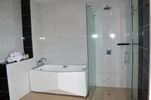 Suite Supérieure, baignoire | Salle de bain | SÚche-cheveux, serviettes fournies