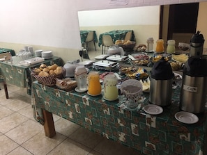 Café da manhã continental grátis todos os dias