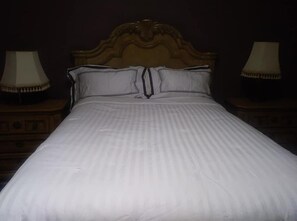 Chambre Double Classique, 1 grand lit, non-fumeurs | Wi-Fi gratuit, draps fournis, accès pour personnes à mobilité réduite