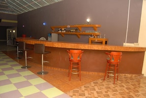 2 bars/lounges