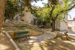 A stone building with a stone staircase leading up to a door. - Luxury Room Miara in Split City Center III (Split)