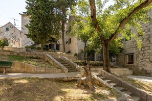 المنطقة المحيطة بالمنشأة