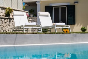 Outdoor pool, open 9 AM to 6 PM, pool umbrellas, pool loungers - Villa Amolena (Lefkada)