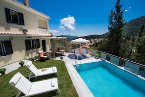 Outdoor pool, open 9 AM to 6 PM, pool umbrellas, pool loungers - Villa Amolena (Lefkada)