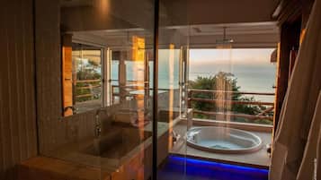 Quarto superluxo, banheira de hidromassagem, vista para o mar | Banheiro | Produtos de toalete grátis, secador de cabelo, toalhas de banho