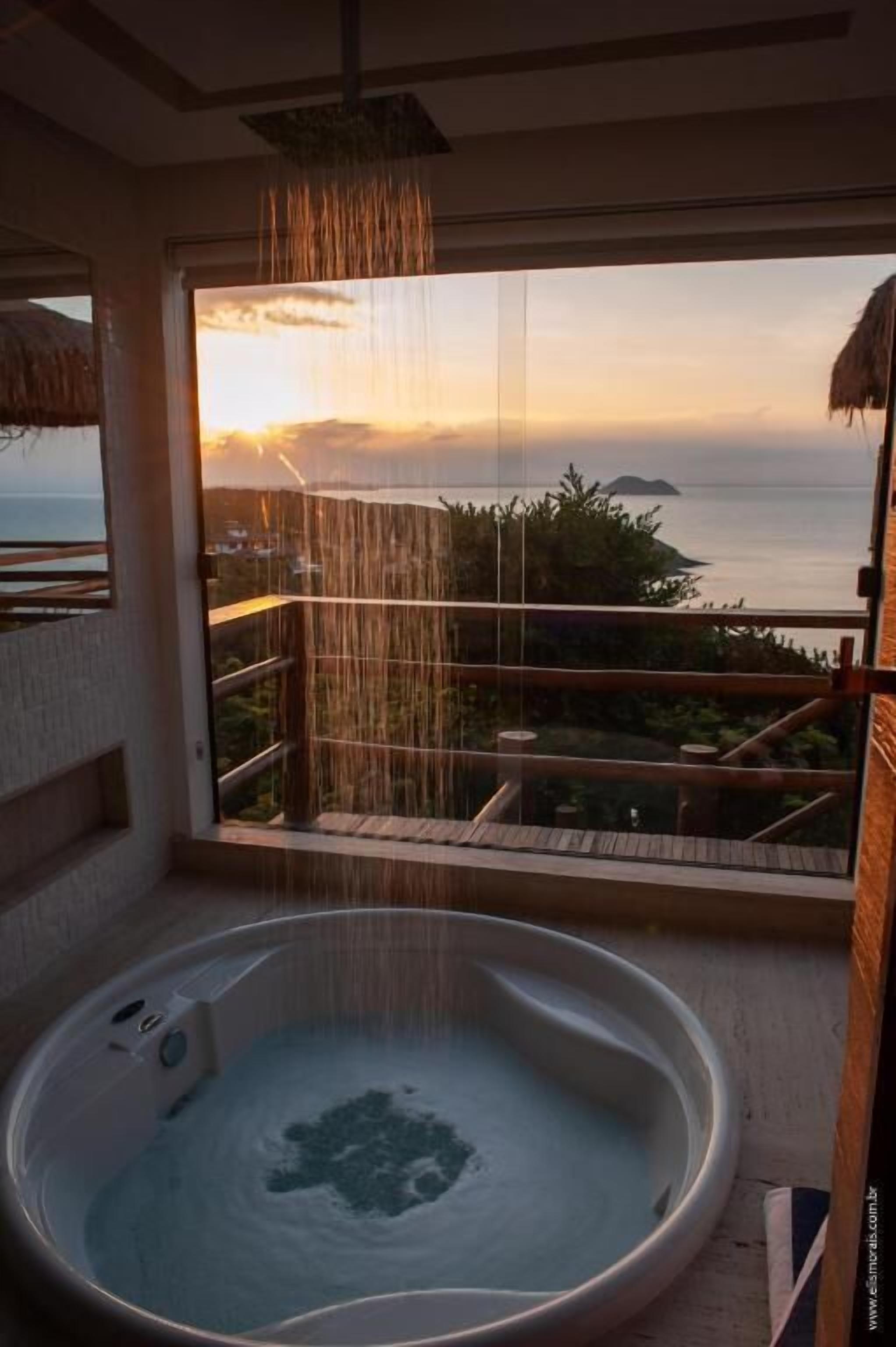 Quarto superluxo, banheira de hidromassagem, vista para o mar | Banheiro | Produtos de toalete grátis, secador de cabelo, toalhas de banho 