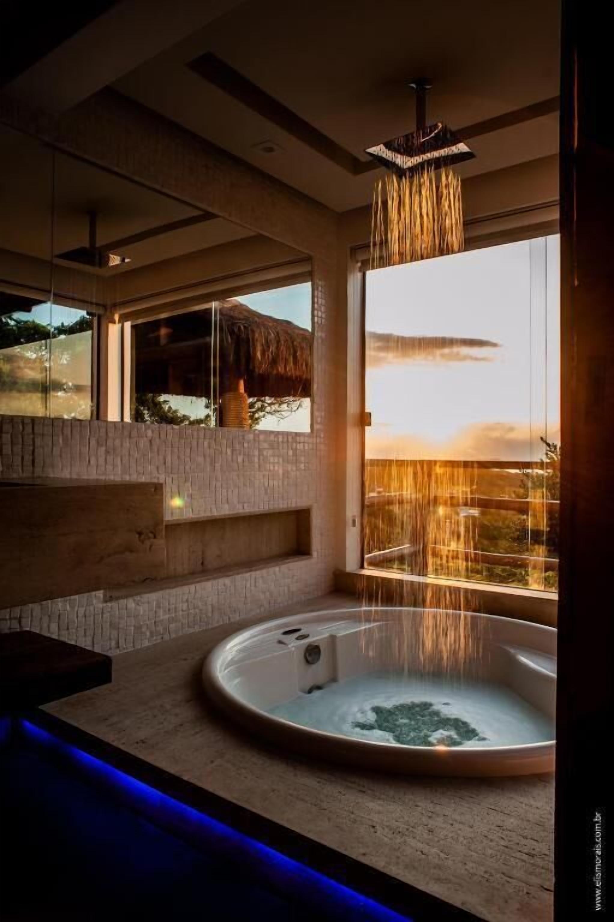 Quarto superluxo, banheira de hidromassagem, vista para o mar | Banheiro | Produtos de toalete grátis, secador de cabelo, toalhas de banho 
