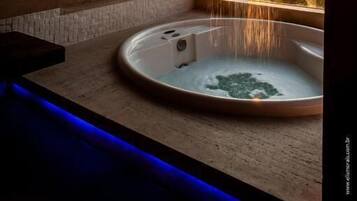 Quarto superluxo, banheira de hidromassagem, vista para o mar | Banheiro | Produtos de toalete grátis, secador de cabelo, toalhas de banho