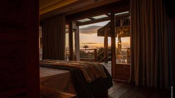Minibar, cortinas blackout y tabla de planchar con plancha