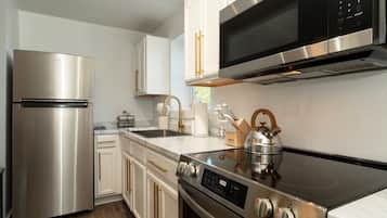 Apartamento, 1 cama de matrimonio con sofá cama, cocina básica | Cocina privada | Frigorífico grande, microondas, horno y placa de cocina