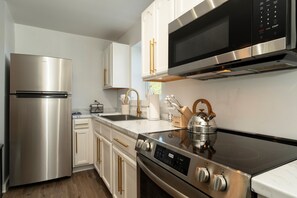 Appartement, 1 queensize bed met slaapbank, kitchenette | Privékeuken | Een koelkast/vriezer, een magnetron, een oven, een kookplaat