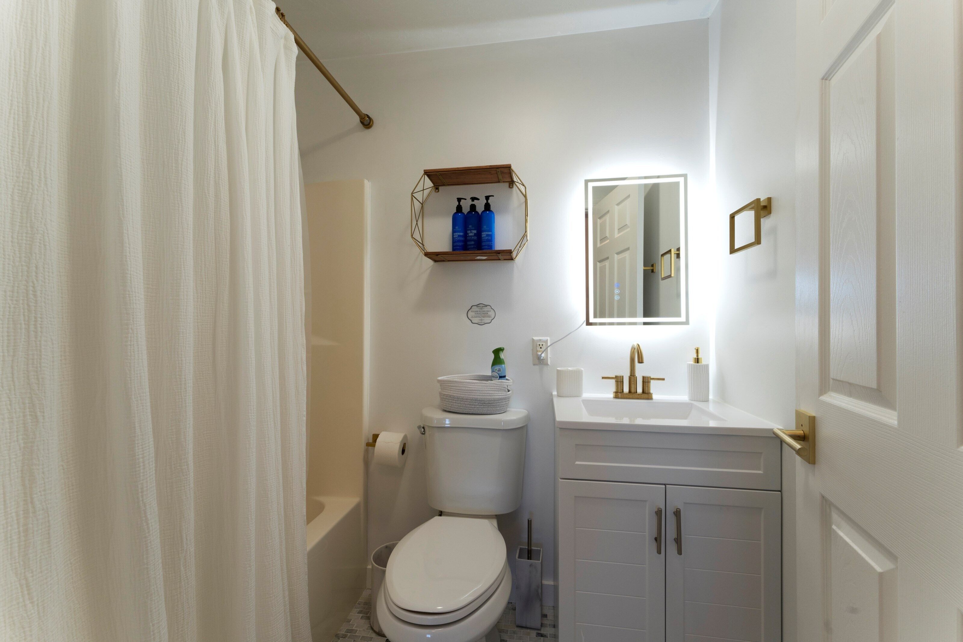 Apartment, 1 Queen Bed with Sofa bed, Kitchenette | Bathroom | Free toiletries, hair dryer, towels, soap