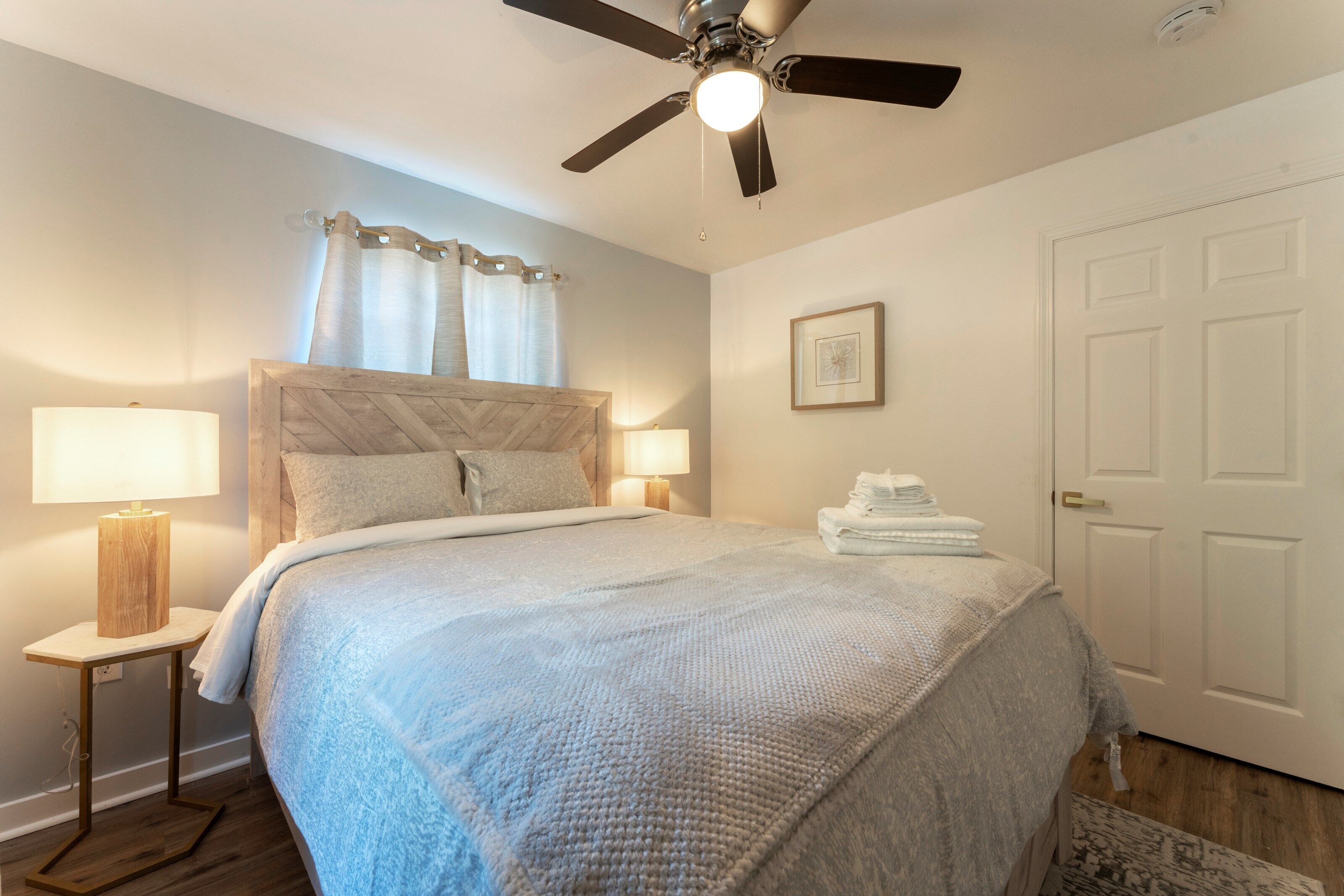 Espacio para trabajar con laptop y cortinas blackout 