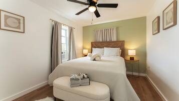 مساحة عمل للكمبيوتر المحمول وستائر تعتيم ومكواة/لوح كي وواي فاي مجانًا