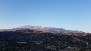 A mountainous landscape with a clear sky. - Creta Star Apartments (Agios Vasileios)