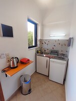 Ψυγείο, μαγειρικές εστίες, βραστήρας για καφέ/τσάι, βραστήρας νερού