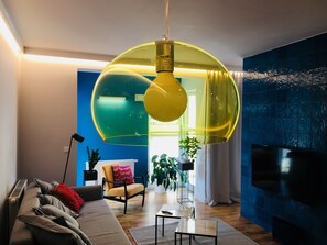 Deluxe Στούντιο | Περιοχή καθιστικού | Τηλεόραση LCD 55 ιντσών με premium κανάλια, τηλεοράσεις, Netflix