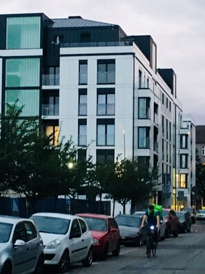 Un edificio moderno con diversi piani e ampie finestre.