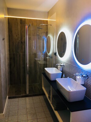 Deluxe studio | Badkamer | Een douche, een regendouche, gratis toiletartikelen, een haardroger