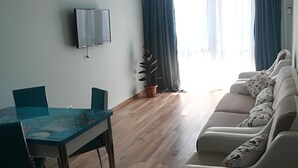 Deluxe Apartment | Living room | Flat-screen TV - Daniele Apartament (Batumi)