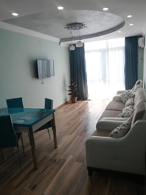 Deluxe Apartment | Living room | Flat-screen TV - Daniele Apartament (Batumi)