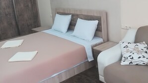 Deluxe Apartment | Desk, iron/ironing board, rollaway beds (surcharge), WiFi (free) - Daniele Apartament (Batumi)