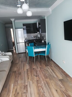 Deluxe Apartment | In-room dining - Daniele Apartament (Batumi)