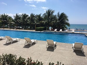 2 室外游泳池,08:00 至 22:00 开放,日光浴躺椅